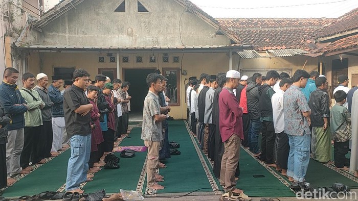 Jemaah Majelis Tarbiyah Garut melaksanakan shalat sunnah Idul Fitri hari ini