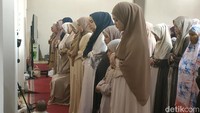 Pantauan detikJabar di lokasi, jemaah berkumpul di masjid sejak pukul 06.20 WIB. Mereka kemudian mendengarkan ceramah, kemudian melaksanakan shalat sunnah Idulfitri bersama-sama.