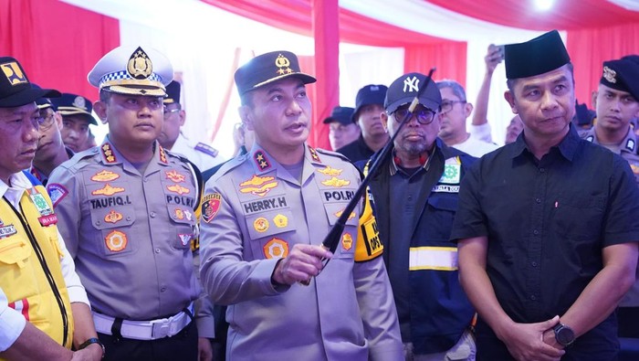 Kapolda Riau Irjen Herry Heryawan dan PJU Polda Riau mengecek Pospam mudik di Kampar hingga Tol Pekanbaru-Sumbar.