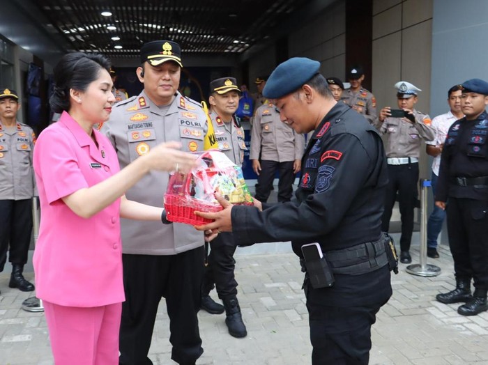 Kapolres Pelabuhan Tanjung Priok AKBP Martuasah H Tobing bersama Bhayangkari memberikan bingkisan ke para petugas gabungan Operasi Ketupat di Pos Pelayanan dan Pos Pengamanan Mudik 2025, Mimnggu (30/3/2025)