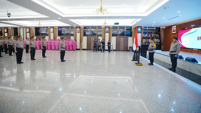 Kapolri Jenderal Listyo Sigit Prabowo memimpin upacara kenaikan pangkat atau korps raport 38 perwira tinggi (pati) Polri. Upacara Korps Raport tersebut berdasarkan Surat Telegram Nomor STR/818/III/KEP./2025 tertanggal 27 Maret 2025.