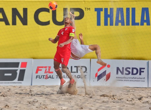 Kapten timnas sepakbola pantai Indonesia, Asep Tri Wahono (nomor 4), saat pertandingan AFC Beach Soccer 2025 di Thailand. (IST)