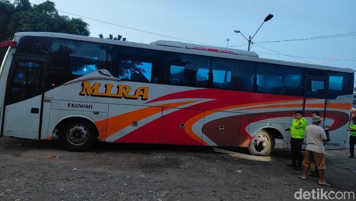 Penampakan bus Mira yang salah satu bannya terlepas dan mengenai pemudik asal Salatiga hingga tewas di Sragen, Minggu (30/3/2025).