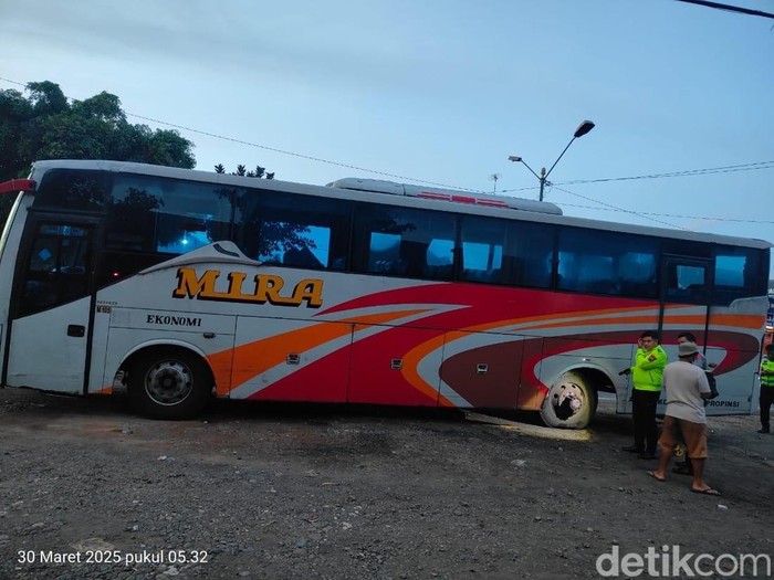 Penampakan bus Mira yang salah satu bannya terlepas dan mengenai pemudik asal Salatiga hingga tewas di Sragen, Minggu (30/3/2025).