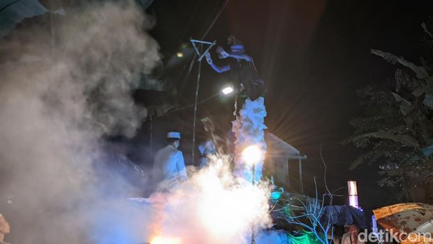 Kemeriahan pawai malam takbiran di Desa Babussalam, Kecamatan Gerung, Lombok Barat, Minggu malam (30/3/2025). (Ahmad Viqi/detikBali).
