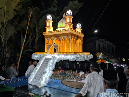 Kemeriahan pawai malam takbiran di Desa Babussalam, Kecamatan Gerung, Lombok Barat, Minggu malam (30/3/2025). (Ahmad Viqi/detikBali).