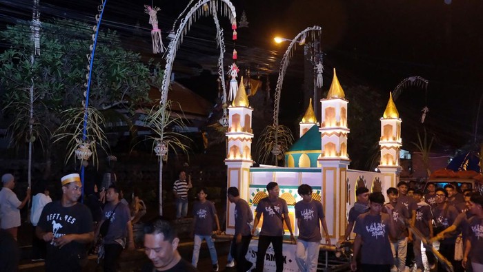 Kemeriahan Pawai Takbiran di Sejumlah Wilayah Umat Islam mengarak replika masjid saat pawai takbir keliling menyambut Hari Raya Idul Fitri 1446 H di Kampung Islam Kepaon, Denpasar, Bali, Minggu (30/3/2025). Takbir keliling sambut Hari Raya Idul Fitri di kampung tersebut mengusung tema Jembatan Kebhinekaan Dalam Kesatuan Umat Beragama dengan diiringi kesenian gamelan khas Bali yakni Baleganjur. ANTARA FOTO/Nyoman Hendra Wibowo/agr
