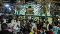Peserta membawa hiasan saat mengikuti pawai takbir akbar keliling di Masjid Agung Kauman Kota Semarang, Jawa Tengah, Minggu (30/3/2025). Pawai takbir akbar yang diikuti ratusan peserta dengan membawa berbagai macam jenis hiasan hasil dari kreativitas warga tersebut dalam rangka menyambut perayaan Hari Raya Idul Fitri 1446 H yang jatuh pada hari Senin (31/3/2025). ANTARA FOTO/Makna Zaezar