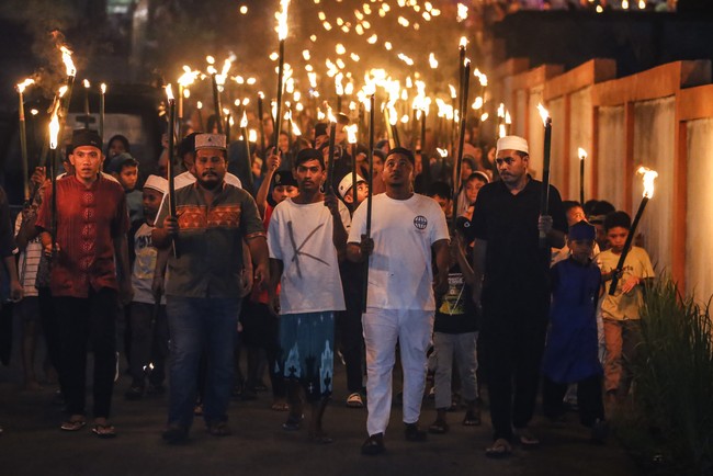 Kemeriahan Pawai Takbiran di Sejumlah Wilayah Warga mengikuti pawai obor keliling kampung di Desa Babang, Kabupaten Halmahera Selatan, Maluku Utara, Minggu (30/3/2025). Takbir keliling yang diselenggarakan oleh pemuda Desa Babang tersebut dalam rangka menyambut Hari Raya Idul Fitri 1446 H yang jatuh pada Senin (31/3). ANTARA FOTO/Andri Saputra/agr