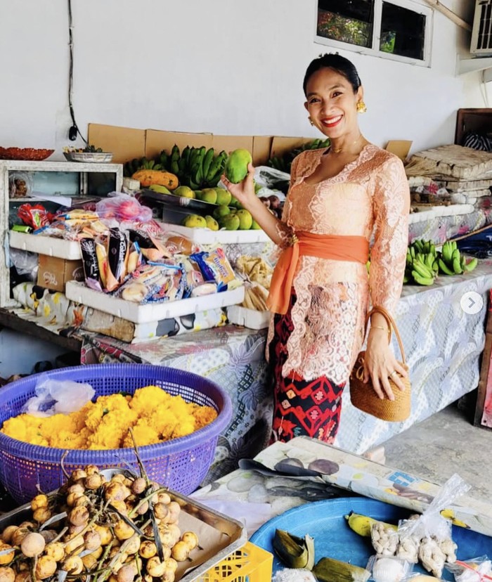 Keseruan Happy Salma Belanja ke Warung hingga Piknik di Magelang