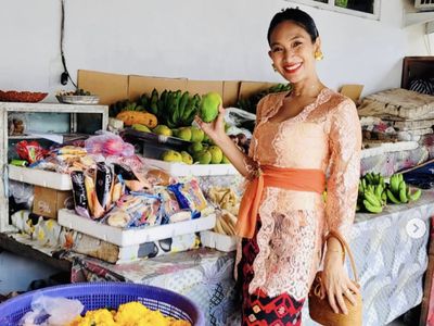 Keseruan Happy Salma Belanja ke Warung hingga Piknik di Magelang