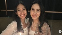 Happy Salma tengah merayakan ulang tahun sahabatnya. Mereka berpose di depan 2 kue ulang tahun yang memeriahkan suasana. Foto: Instagram happysalma