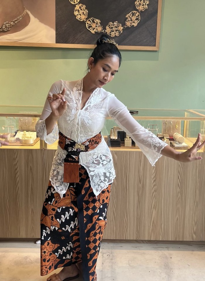 Keseruan Happy Salma Belanja ke Warung hingga Piknik di Magelang Keseruan Happy Salma Belanja ke Warung hingga Piknik di Magelang