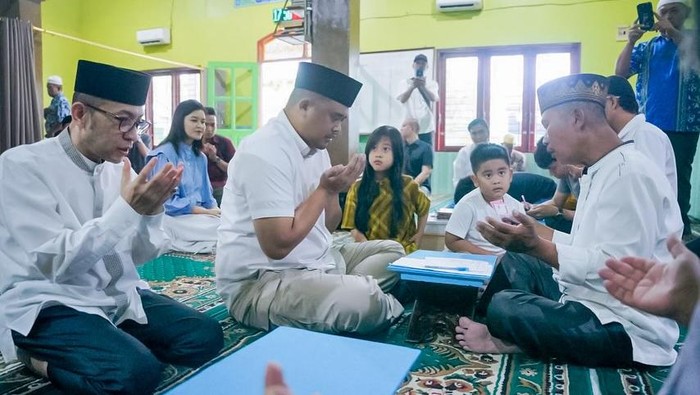 Ketua Nahyan dan Sedah menyaksikan Bobby Nasution menyerahkan zakat fitrah di Masjid Al-Furqan di Kabupaten Deli Serdang (Instagram @bobbynst)