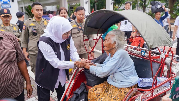 Khofifah Bagikan 1.500 Paket Sembako untuk Warga Sekitar Kantor Gubernur Jatim