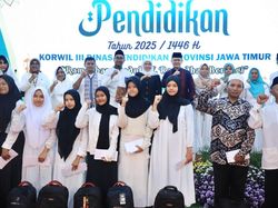 Gubernur Khofifah Cairkan THR Guru Rp 412,6 Miliar