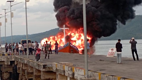 Km Trans Floreti 05 terbakar di Pelabuhan Larantuka, Sabtu sore (29/3/2025). (IST)