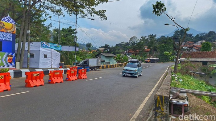 Kondisi arus lalu lintas di Jalan Raya Cikaledong Nagreg, Kabupaten Bandung, Minggu (30/3/2025).