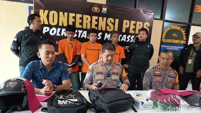 Konferensi pers penangkapan pelaku pelemparan bom molotov ke Pos Polantas Alauddin Makassar.