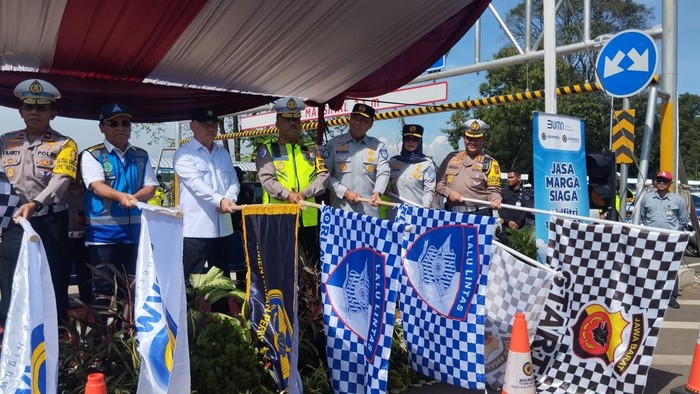 Korlantas Polri mencabut rekayasa lalu lintas one way nasional Gerbang Tol Cikampek Utama Kilometer 70 hingga Gerbang Tol Kilometer 414 Kalikangkung. (Fawdi/detikcom)