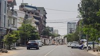 Survei Geologi Amerika Serikat (USGS) mengatakan gempa berkekuatan 7,7 skala Richter dan berada pada kedalaman 10 km (6,2 mil).