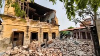 Gempa berkekuatan 7,7 skala Richter hari Jumat, salah satu yang terbesar yang mengguncang negara Asia Tenggara itu dalam satu abad terakhir, melumpuhkan bandara, jembatan, dan jalan raya di tengah perang saudara yang telah menghancurkan ekonomi dan membuat jutaan orang mengungsi.
