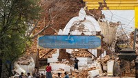 Gempa berkekuatan 7,7 skala Richter hari Jumat, salah satu yang terbesar yang mengguncang negara Asia Tenggara itu dalam satu abad terakhir, melumpuhkan bandara, jembatan, dan jalan raya di tengah perang saudara yang telah menghancurkan ekonomi dan membuat jutaan orang mengungsi.  