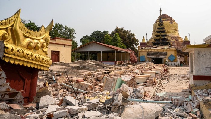 Kuil dan Bangunan Hancur di Myanmar Setelah Gempa Dahsyat A view shows debris after a strong earthquake struck central Myanmar, in Mandalay, Myanmar, March 29, 2025. REUTERS/Stringer