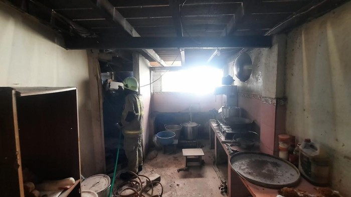 Ledakan tabung akibat kebocoran gas LPG terjadi di Kebayoran Baru, Jakarta Selatan (Jaksel). Dua orang terluka akibat ledakan tersebut. (dok Damkar Jaksel)