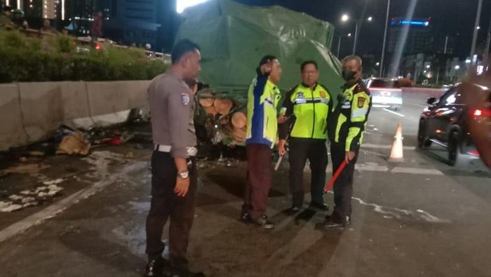 Lokasi kecelakaan Ioniq tabrak truk mogok di Tol JORR. (dok.istimewa) Lokasi kecelakaan Ioniq tabrak truk mogok di Tol JORR. (dok.istimewa)