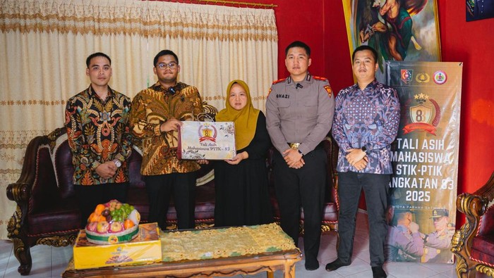 Mahasiswa STIK-PTIK Angkatan 83 memberikan santunan kepada keluarga 3 polisi yang gugur di Way Kanan, Lampung.