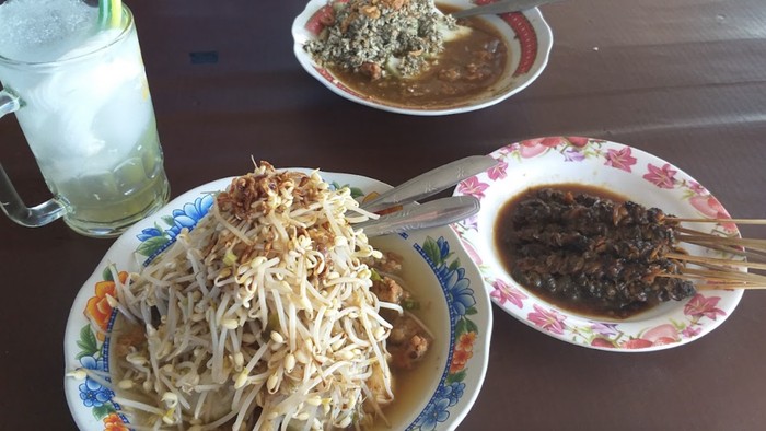 Mampir Rek! Jajan Lontong Balap Surabaya yang Sedap di 5 Tempat Ini