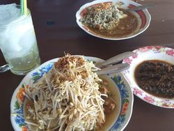 Apa Bedanya Lontong Balap dan Tahu Campur?