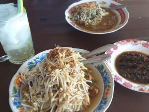 Apa Bedanya Lontong Balap dan Tahu Campur?