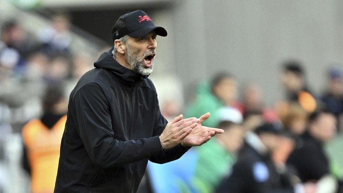 Leipzig coach Marco Rose gives instructions on the touchline during the Bundesliga soccer match between Borussia Mönchengladbach and RB Leipzig, at the Borussia-Park stadium in Mönchengladbach, Germany, Saturday Match 29, 2025. (Federico Gambarini/dpa via AP)