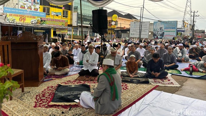 Masjid Al-Mustanir Jakabaring, Banyuasin melakukan salat Idul Fitri 1446 Hijriah.