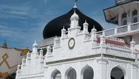 Masjid Raya Baiturrahman juga menjadi salah satu situs bersejarah yang sudah ada sejak era kejayaan Kesultanan Aceh. Foto: Getty Images/Irfan Fuadi