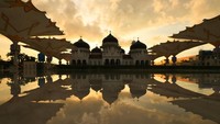 Bangunan masjid ini didominasi warna putih dengan kubah berwarna hitam. Ada pula sejumlah menara yang mengelilinginya. Semua interior dan eksterior Masjid Raya Baiturrahman tampak bergaya khas Kesultanan Turki Utsmani. Foto: Getty Images/Irfan Fuadi