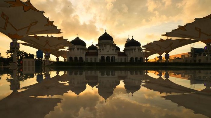 Baiturrahman Grand Mosque is the Great Mosque was built since centuries years ago in Banda Aceh, the mosque was functioned as a center for religious education