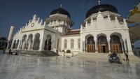 Memiliki konstruksi yang kuat dan letaknya lebih tinggi, Masjid Raya Baiturrahman di Aceh tetap kokoh berdiri saat Tsunami menimpa pada tahun 2004 lalu. Foto: Getty Images/Irfan Fuadi