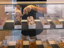 Tak Pernah Kerja Kantoran, Pria Ini Raup Ratusan Juta dari Kue buat Hampers