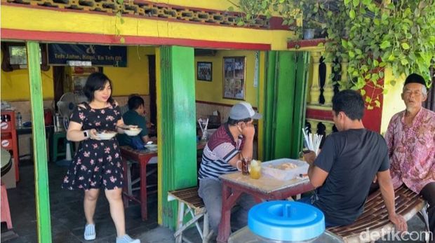 Mencicipi soto daging dan rawon porsi sultan di Madiun