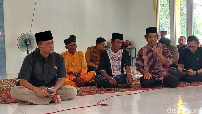 Menteri Transmigrasi, M Iftitah Sulaiman Suryanagara, bersama Wakil Kepala BP Batam, Li Claudia Chandra bertemu masyarakat Pasir Panjang Rempang.(Alamudin/detikcom)