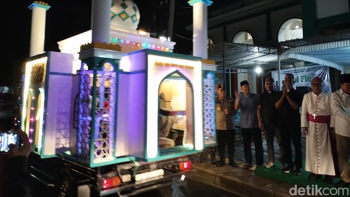 Miniatur masjid ramaikan pawai malam takbiran di Labuan Bajo, Manggarai Barat, NTT, Minggu (30/3/2025) malam (Ambrosius Ardin)