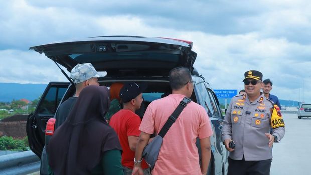 Momen Kapolres Klaten AKBP Nur Cahyo membantu pemudik yang kopernya jatuh di Tol Jogja-Solo, Klaten, Sabtu (29/3/2025).