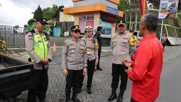Kapolresta Magelang Kombes Pol Herbin Garbawiyata Jaya Sianipar bersama jajaran saat melakukan pengecekan Pos Pengamanan di Ketep Pass Magelang, Sabtu (29/3/2025).