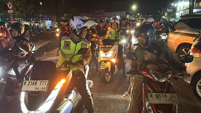 Kapolres Purbalingga, AKBP Achmad Akbar memimpin patroli sepeda motor memantau arus mudik dan pusat keramaian, Sabtu (29/3/2025) malam.