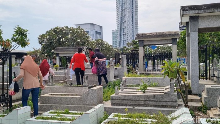 nyekar sebelum lebaran di Makam Ngagel