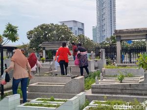 Makam Ngagel Surabaya Diserbu Warga yang Nyekar Sebelum Lebaran