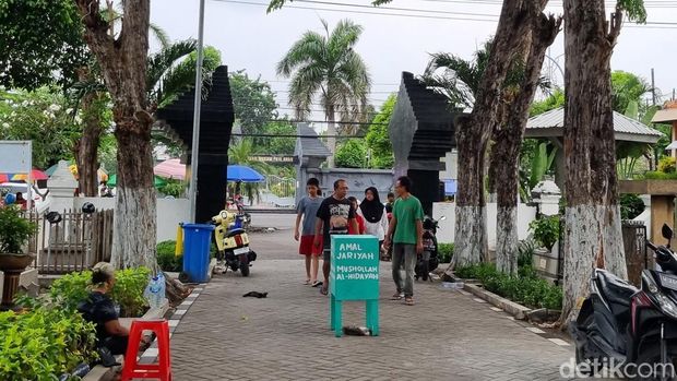 nyekar sebelum lebaran di Makam Ngagel